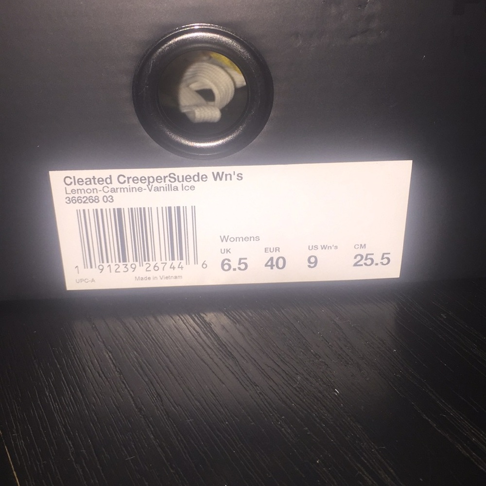 Rihanna fenty shoes size 9women/ box included - Picture 3 of 3